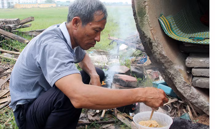 Bữa ăn hàng ngày của chú Định chủ yếu là mì tôm, vừa tiết kiệm lại vừa dễ nấu.