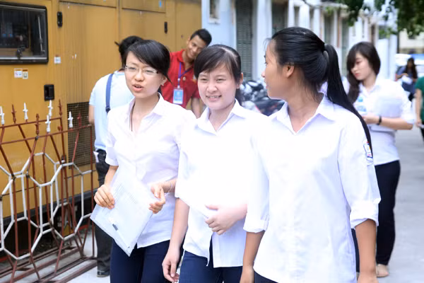 Thí sinh hoàn thành xong bài thi sáng nay tại Học viện Hành chính Quốc gia. Ảnh Xuân Trung
