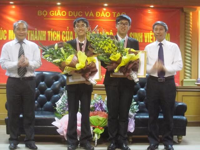 Bùi Quang Tú (thứ 2 từ trái sang) và Ngô Phi Long là những HCV Vật lí châu Á, nhận bằng khen và hoa từ Bộ GD&ĐT. Ảnh Xuân Trung Bùi Quang Tú (thứ 2 từ trái sang) và Ngô Phi Long là những HCV Vật lí châu Á, nhận bằng khen và hoa từ Bộ GD&ĐT. Ảnh Xuân Trung