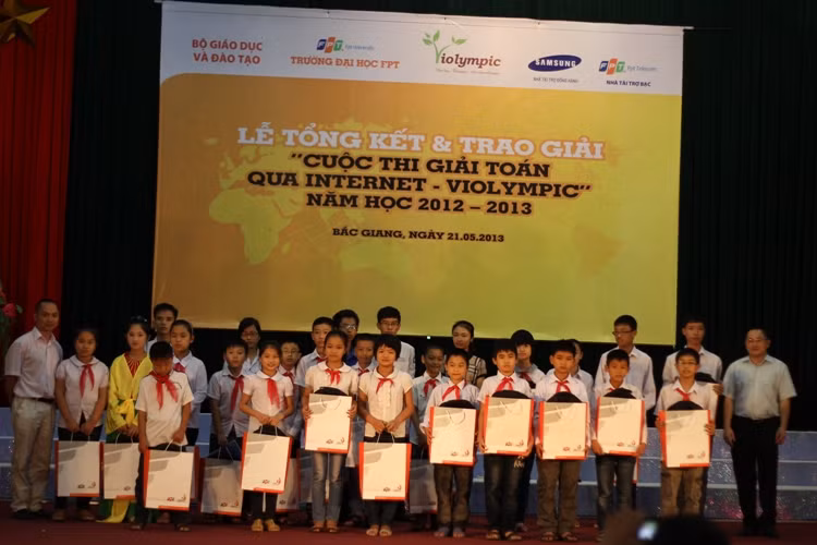 Ngoài 6 giải Vàng, BTC cũng trao phần thưởng cho đại diện top 40 học sinh dẫn đầu cuộc thi. Phần thưởng do nhà đồng hành cuộc thi - FPT Telecom tài trợ.