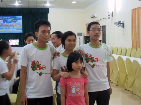 Nguyễn Thành Trung (ngoài cùng bên trái) chụp ảnh chung vơi các bạn.