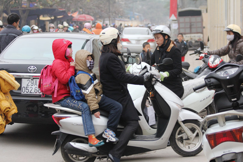 Khẩu trang và quần áo kín mít. Khẩu trang và quần áo kín mít.