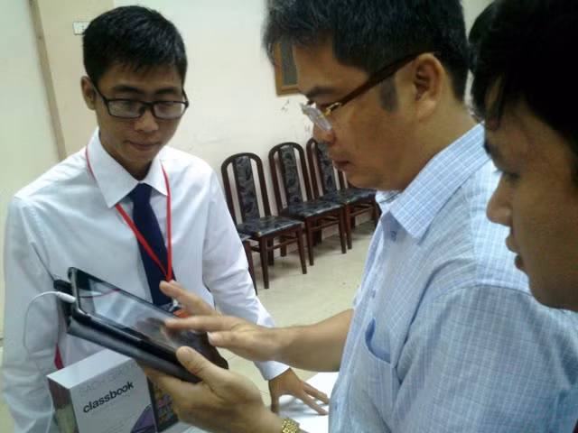 Công dụng của SGK điện tử được nhiều người dùng đánh giá cao, hiện sách đang được triển khai thi điểm tại hơn 100 trường từ cấp Tiểu học tới THPT trong cả nước. Ảnh Xuân Trung