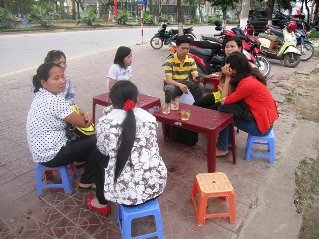 Ngày hạn chót nộp bảng tách điểm, nhiều thí sinh đến từ sáng sớm để chờ. Trong ảnh là một số thí sinh tốt nghiệp Trường ĐH Tây Bắc đang ngồi chờ trước khi vào nộp. Ảnh XT