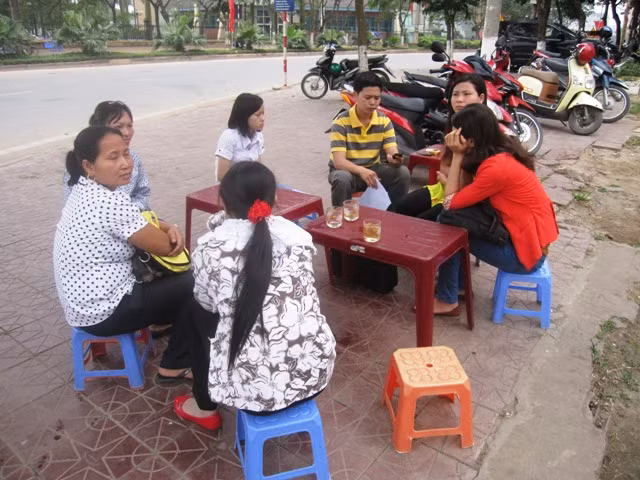 Ngày hạn chót nộp bảng tách điểm, nhiều thí sinh đến từ sáng sớm để chờ. Trong ảnh là một số thí sinh tốt nghiệp Trường ĐH Tây Bắc đang ngồi chờ trước khi vào nộp. Ảnh XT Ngày hạn chót nộp bảng tách điểm, nhiều thí sinh đến từ sáng sớm để chờ. Trong ảnh là một số thí sinh tốt nghiệp Trường ĐH Tây Bắc đang ngồi chờ trước khi vào nộp. Ảnh XT