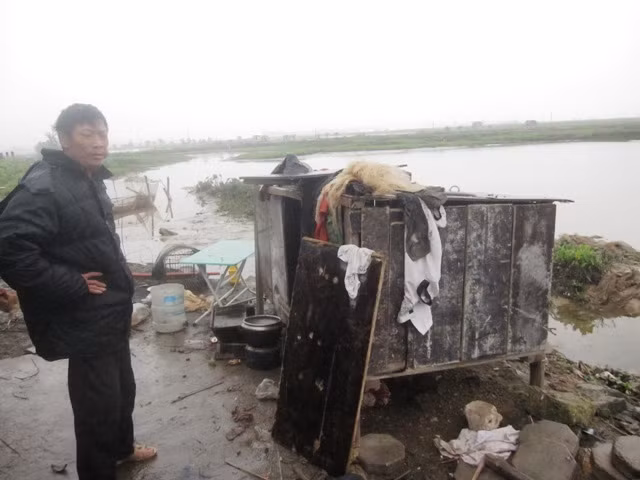 Anh Ngô Doãn Năm thừa nhận: Anh được "rèn" uống rượu từ nhỏ nên giờ không thể bỏ được. Sau khi biết bệnh tình mỗi lúc một nặng, cũng có hạn chế uống nhưng mỗi bữa cũng phải 5-7 nghìn rượu bên cạnh mới nuốt nổi cơm. Ảnh bảo: "Giờ mà bỏ rượu thì bệnh chắc chắn sẽ phát. Trước kia mỗi ngày bình quân phải nửa lít rượu chia thành ba bữa". Ảnh XT