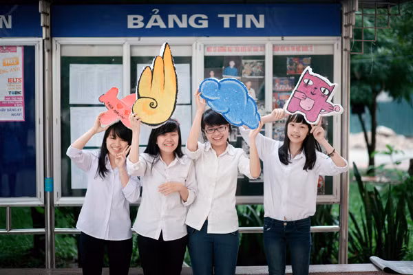 Nguyễn Đoàn Thảo Linh, học sinh Trường THPT Chuyên Đại học Sư phạm (ngoài cùng bên phải).