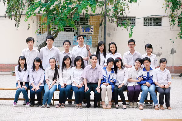 Nguyễn Đoàn Thảo Linh và tập thể lớp 12, Trường THPT Chuyên Đại học Sư phạm (Thảo Linh ngoài cùng bên trái).