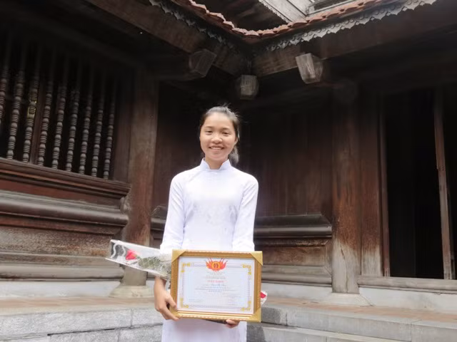 Em Phạm Thị Thùy, học sinh giỏi Sử Trường THPT chuyên Quảng Bình xúc động nhận giải thưởng trong buổi Lễ vinh danh học sinh giỏi Sử tại Văn Miếu Quốc Tử Giám. Ảnh Xuân Trung Em Phạm Thị Thùy, học sinh giỏi Sử Trường THPT chuyên Quảng Bình xúc động nhận giải thưởng trong buổi Lễ vinh danh học sinh giỏi Sử tại Văn Miếu Quốc Tử Giám. Ảnh Xuân Trung