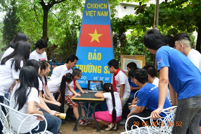 Những giờ nói chuyện ngoại khóa về biển đảo làm cho học sinh tiếp thu và nhớ kiến thức nhanh hơn, lâu hơn. Những giờ nói chuyện ngoại khóa về biển đảo làm cho học sinh tiếp thu và nhớ kiến thức nhanh hơn, lâu hơn.