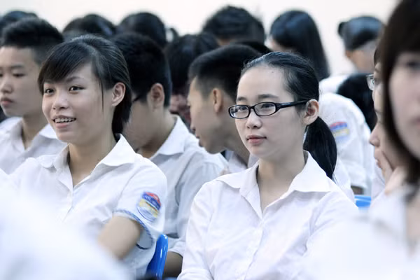 Thế hệ học sinh trường Bưởi ngày nay chăm chú lắng nghe những câu chuyện từ các cô, các bác là cựu học sinh. Ảnh Xuân Trung