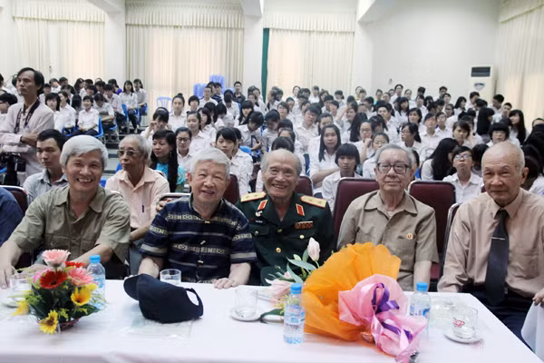 Trở lại trường xưa nhiều cựu học sinh đã lên chức ông, chức bà, họ rất xúc động, trường xưa bạn cũ những kĩ ức trỗi dậy. Ảnh Xuân Trung