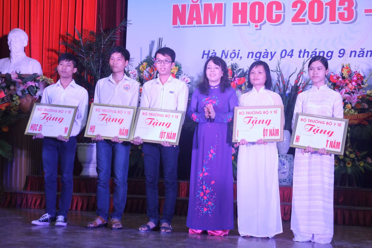 Bộ trưởng Bộ Y tế Nguyễn Thị Kim Tiến trao quà cho các thủ khoa có hoàn cảnh khó khăn.