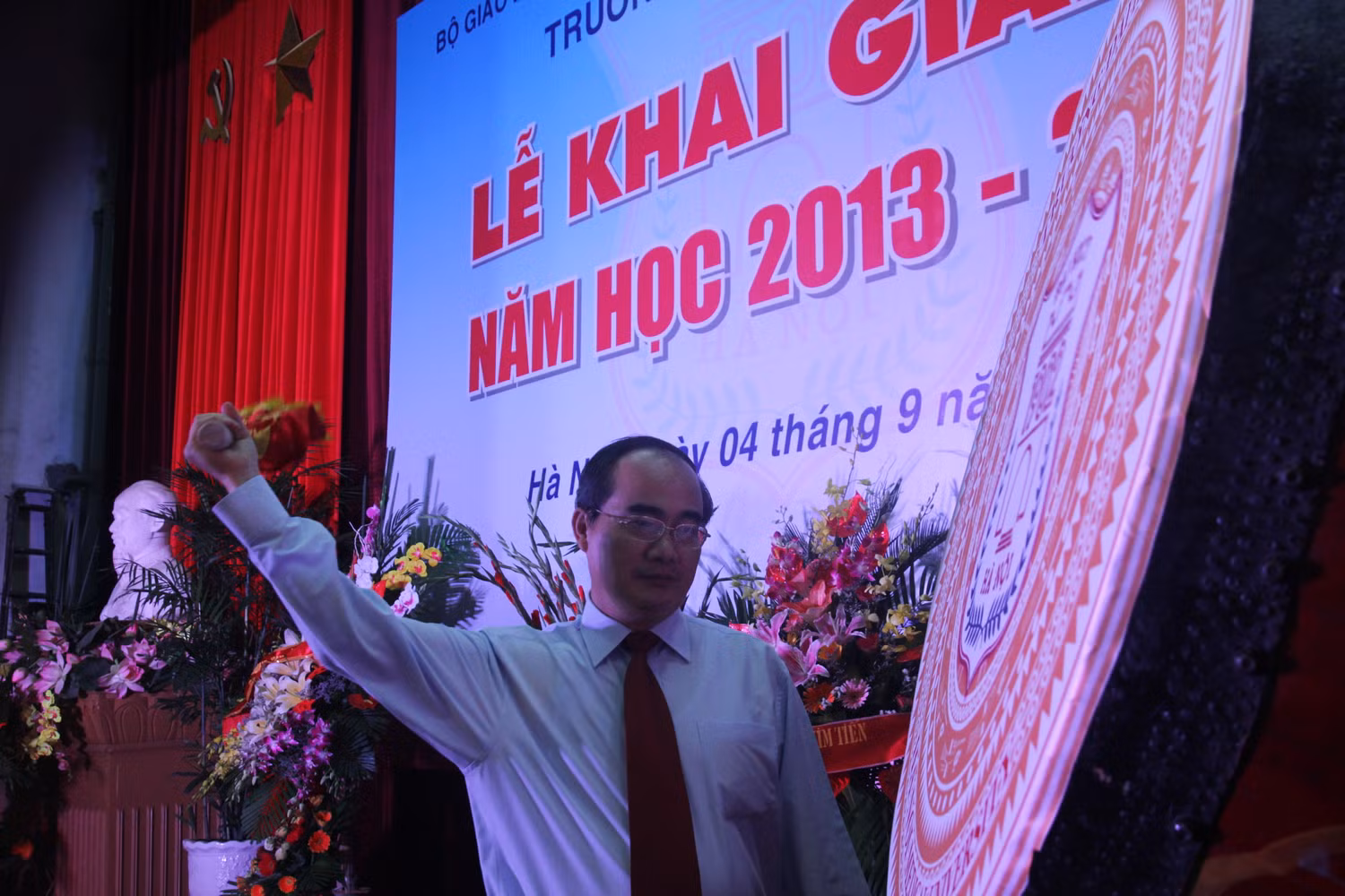 Phó Thủ tướng Nguyễn Thiện Nhân đánh trống khai giảng năm học mới tại trường.