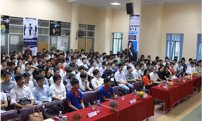 Buổi tuyển dụng thu hút tới hơn 300 sinh viên tham dự. Buổi tuyển dụng thu hút tới hơn 300 sinh viên tham dự.