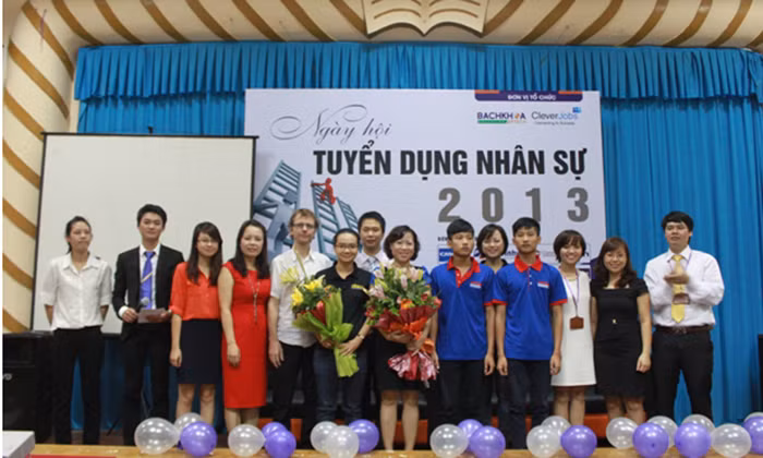 Lãnh đạo nhà trường tặng hoa cho cha con thủ khoa nghèo Nguyễn Hữu Tiến. Lãnh đạo nhà trường tặng hoa cho cha con thủ khoa nghèo Nguyễn Hữu Tiến.