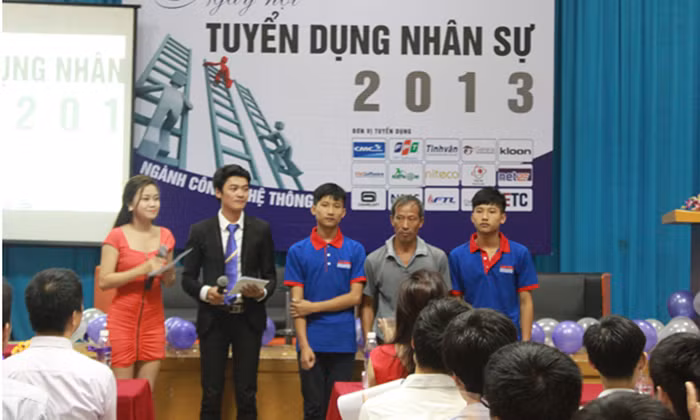 Cha con Thủ khoa Đại học Y Hà Nội Nguyễn Hữu Tiến có mặt từ sớm để tham dự ngày hội tuyển dụng. Cha con Thủ khoa Đại học Y Hà Nội Nguyễn Hữu Tiến có mặt từ sớm để tham dự ngày hội tuyển dụng.