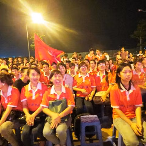 Đông đảo sinh viên chăm chú lắng nghe các tiết mục văn nghệ.