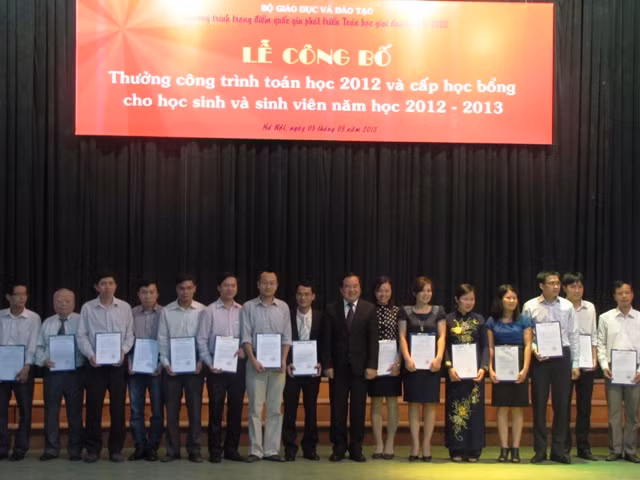Các học viên được xét thưởng công trình toán học 2012. Ảnh Xuân Trung