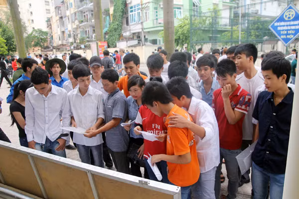 Các thí sinh dự thi vào Trường ĐH Công nghiệp HN năm 2013. Ảnh Xuân Trung