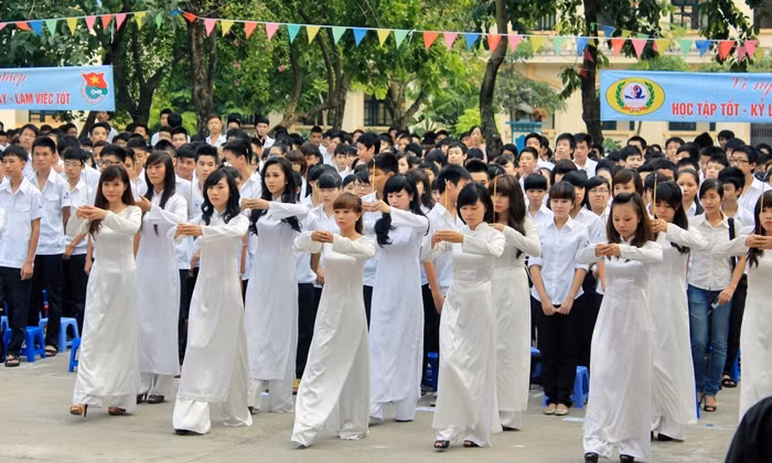 Thầy và trò nhà trường cùng dâng hương tưởng nhớ Người anh hùng dân tộc Đinh Tiên Hoàng trong ngày khai giảng.