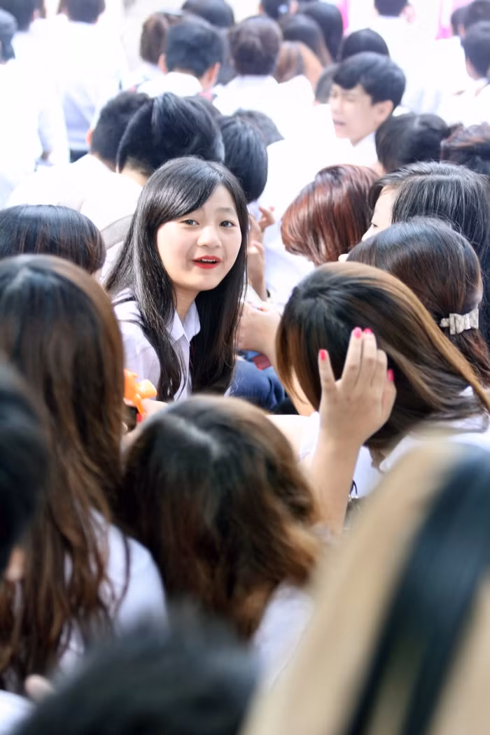 Những nữ sinh cũng tranh thủ làm đẹp trong ngày khai trường, gặp lại bạn cũ sau thời gian nghỉ hè là những niềm vui.