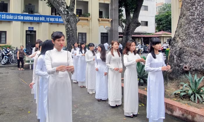 Lễ dâng hương cũng là dịp thầy và trò nhà trường cùng ôn lại những giá trị lịch sử của dân tộc.