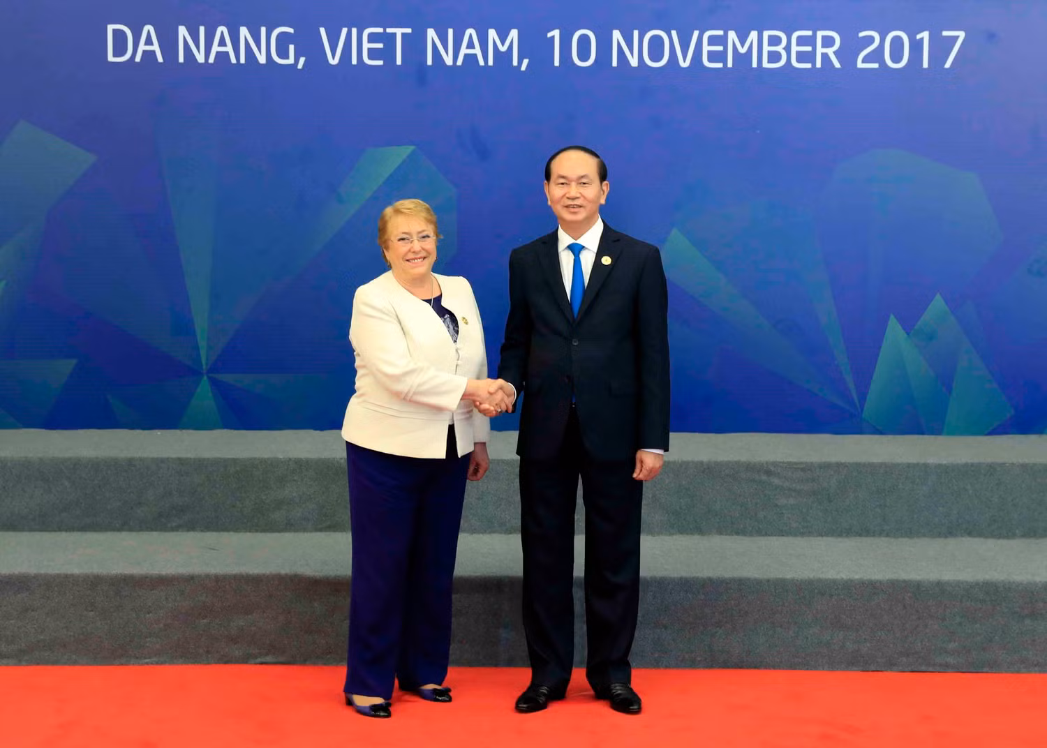 Chủ tịch nước Trần Đại Quang đón Tổng thống Chile Michelle Bachelet Jeria. Chủ tịch nước Trần Đại Quang đón Tổng thống Chile Michelle Bachelet Jeria.