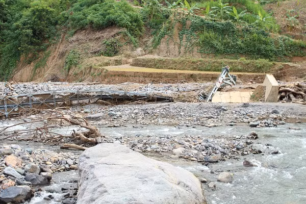 Cây cầu vừa hoàn thành được 1 tuần đã bị lũ cuốn trôi