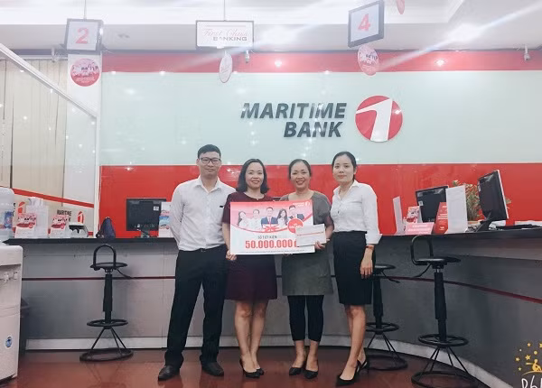 Chị Nguyễn Thị Phượng (thứ hai từ phải sang) đã may mắn nhận được sổ tiết kiệm Maritime Bank 50 triệu đồng đầu tiên của chương trình “Chọn Maritime Bank hôm nay, ngàn ưu đãi mỗi ngày”. Chị Nguyễn Thị Phượng (thứ hai từ phải sang) đã may mắn nhận được sổ tiết kiệm Maritime Bank 50 triệu đồng đầu tiên của chương trình “Chọn Maritime Bank hôm nay, ngàn ưu đãi mỗi ngày”.
