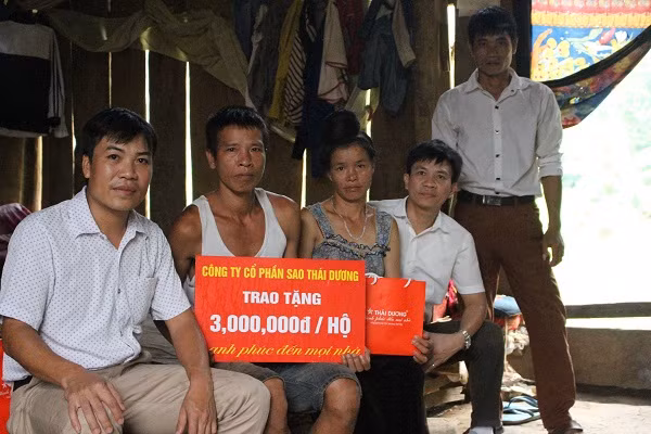 Đoàn thiện nguyện trực tiếp đến thăm hỏi, tặng quà và động viên bà con