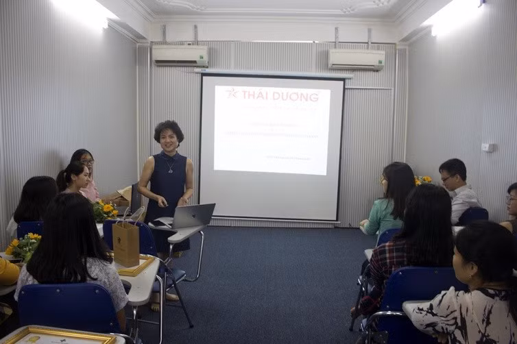 Bà Nguyễn Thị Hương Liên trò chuyện cùng các học viên Bà Nguyễn Thị Hương Liên trò chuyện cùng các học viên