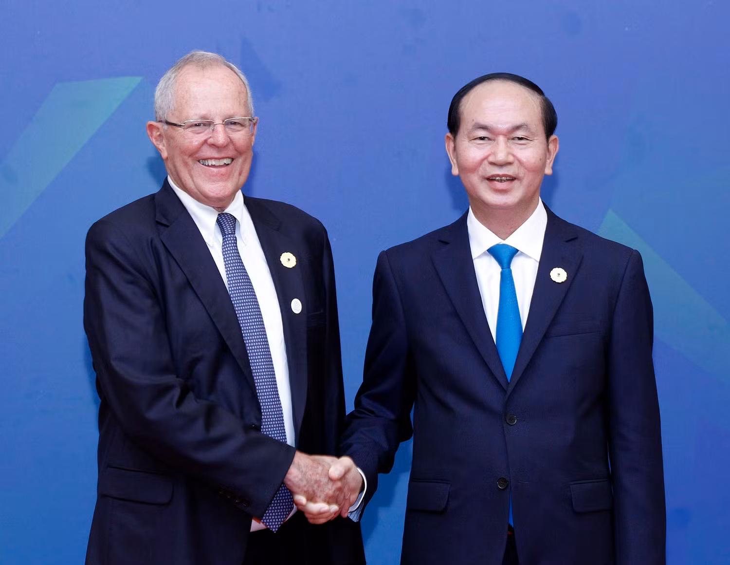 Chủ tịch nước Trần Đại Quang đón Tổng thống Peru Pedro Pablo Kuczynski đến dự Đối thoại. Chủ tịch nước Trần Đại Quang đón Tổng thống Peru Pedro Pablo Kuczynski đến dự Đối thoại.