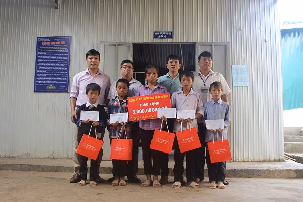 Tặng quà cho học sinh tại xã Chế Cu Nha, huyện Mù Cang Chải