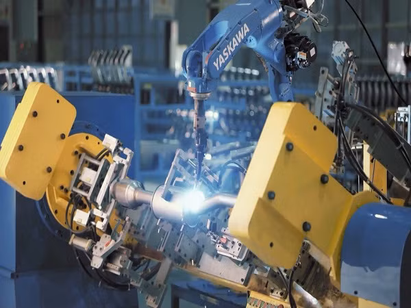 Robot Hàn ống xả tại nhà máy Cơ khí