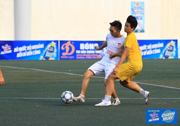 Những cổ động viên nhiệt thành dõi theo theo từng trận đấu Những cổ động viên nhiệt thành dõi theo theo từng trận đấu