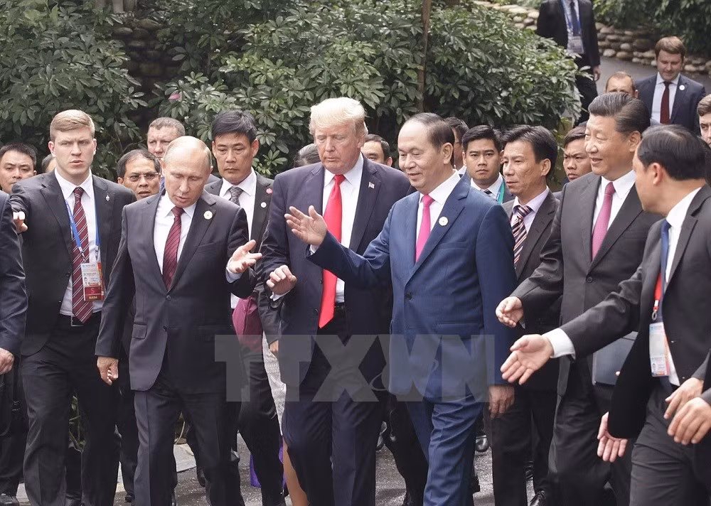 Chủ tịch nước Trần Đại Quang và các Trưởng đoàn trò chuyện sau hội nghị. (Ảnh: TTXVN) Chủ tịch nước Trần Đại Quang và các Trưởng đoàn trò chuyện sau hội nghị. (Ảnh: TTXVN)
