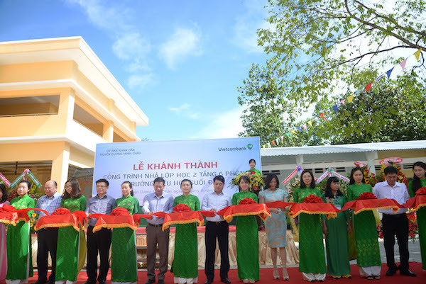Các đại biểu tham gia cắt băng khánh thành công trình trường Tiểu học Suối Đá A