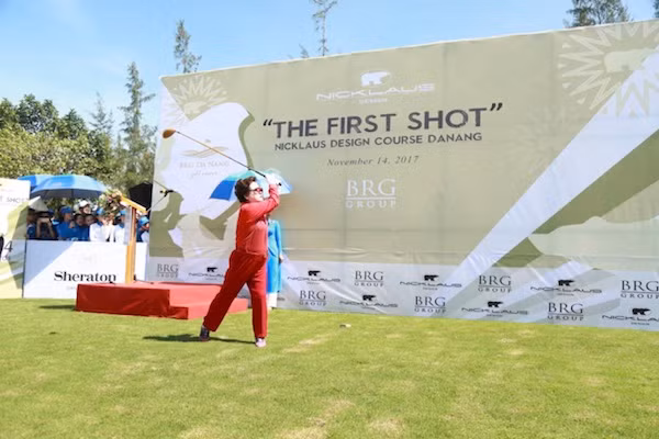 Bà Nguyễn Thị Nga, Chủ tịch tập đoàn BRG phát bóng tại sân golf mới do Nicklaus Design thiết kế