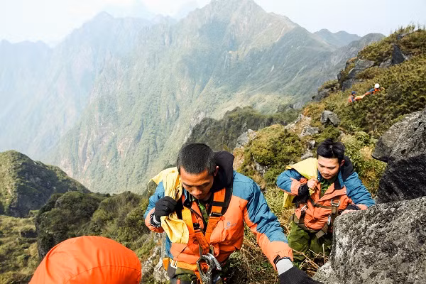 Nhân viên khu du lịch cheo leo bám từng vách đá, nhặt từng vỏ lon, túi nilon, chẳng ngại núi cao vực thẳm. Nhân viên khu du lịch cheo leo bám từng vách đá, nhặt từng vỏ lon, túi nilon, chẳng ngại núi cao vực thẳm.