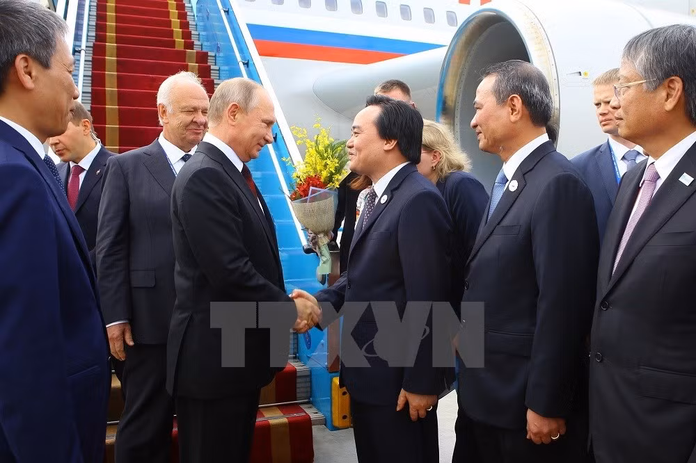 Bộ trưởng Bộ Giáo dục và Đào tạo Phùng Xuân Nhạ đón đoàn tại Sân bay Quốc tế Đà Nẵng sáng 10/11. (Ảnh: TTXVN)