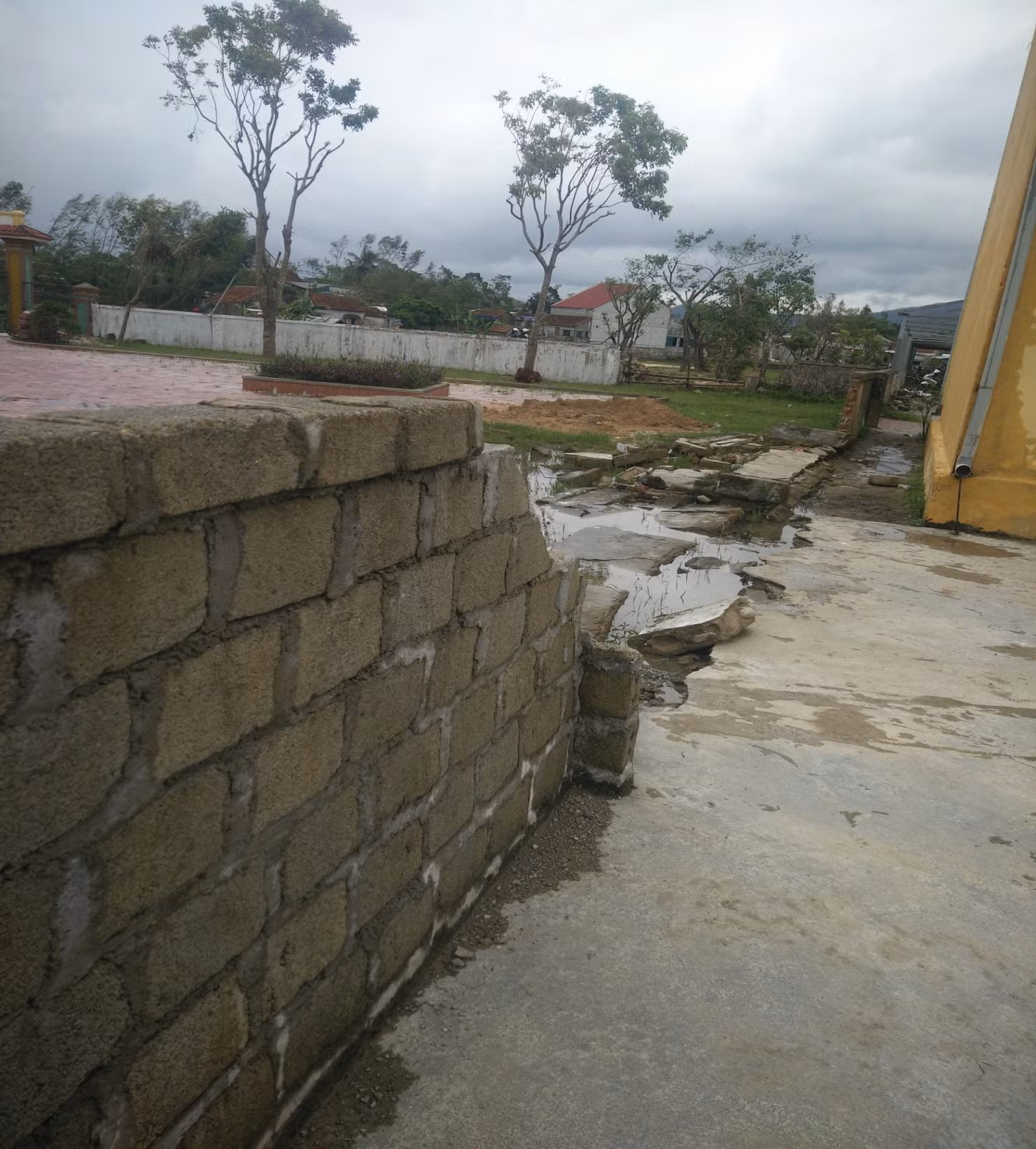 Hàng rào bị sập 65m