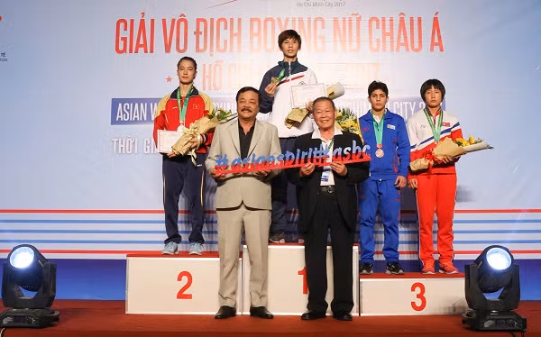 Ông Trần Quí Thanh - Tổng Giám đốc Tập đoàn Tân Hiệp Phát cùng lãnh đạo ASBC trao giải cho các võ sĩ tại Giải vô địch Boxing nữ châu Á 2017. Ông Trần Quí Thanh - Tổng Giám đốc Tập đoàn Tân Hiệp Phát cùng lãnh đạo ASBC trao giải cho các võ sĩ tại Giải vô địch Boxing nữ châu Á 2017.