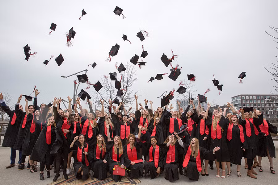 Sinh viên tốt nghiệp Master tạm biệt Uni Heidelberg