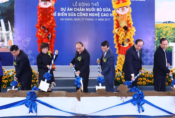 Các vị đại biểu thực hiện nghi lễ động thổ Dự án chăn nuôi bò sữa và chế biến sữa công nghệ cao Hà Giang