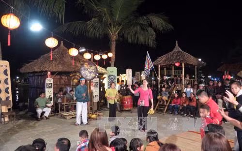 Một chương trình diễn xướng hô hát Bài Chòi ở phố cổ Hội An. Ảnh: Đỗ Trưởng/TTXVN