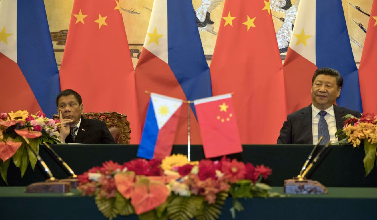 Tổng thống Philippines Rodrigo Duterte và Chủ tịch Trung Quốc Tập Cận Bình (Ảnh: AP) Tổng thống Philippines Rodrigo Duterte và Chủ tịch Trung Quốc Tập Cận Bình (Ảnh: AP)