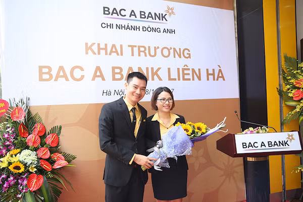 Ông Dương Ngọc Tuấn - Giám đốc BAC A BANK Chi nhánh Đông Anh tặng hoa chúc mừng Giám đốc Phòng Giao dịch Liên Hà - Dương Thị Minh Nguyên
