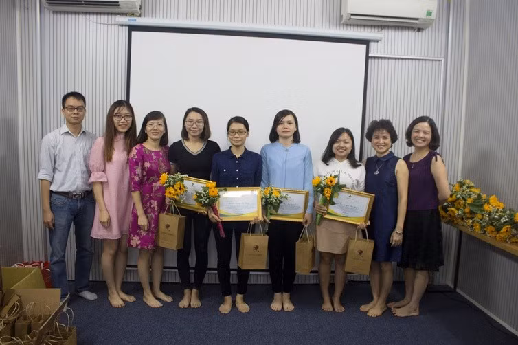 Lãnh đạo nhà thuốc trao quà cho các học viên xuất sắc nhất Lãnh đạo nhà thuốc trao quà cho các học viên xuất sắc nhất