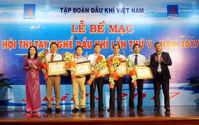 Đồng chí Đỗ Chí Thanh - Phó Tổng giám đốc Tập đoàn Dầu khí Việt Nam và đồng chí Nghiêm Thùy Lan - Chủ tịch Công đoàn Dầu khí Việt Nam trao giải toàn đoàn cho các đội